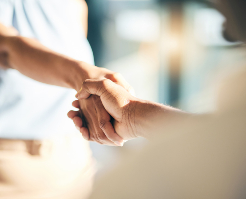 Händedruck, Begrüßung und Händedruck von Menschen, die sich treffen, um eine Partnerschaft oder eine Vereinbarung als Team mit Vertrauen einzugehen.