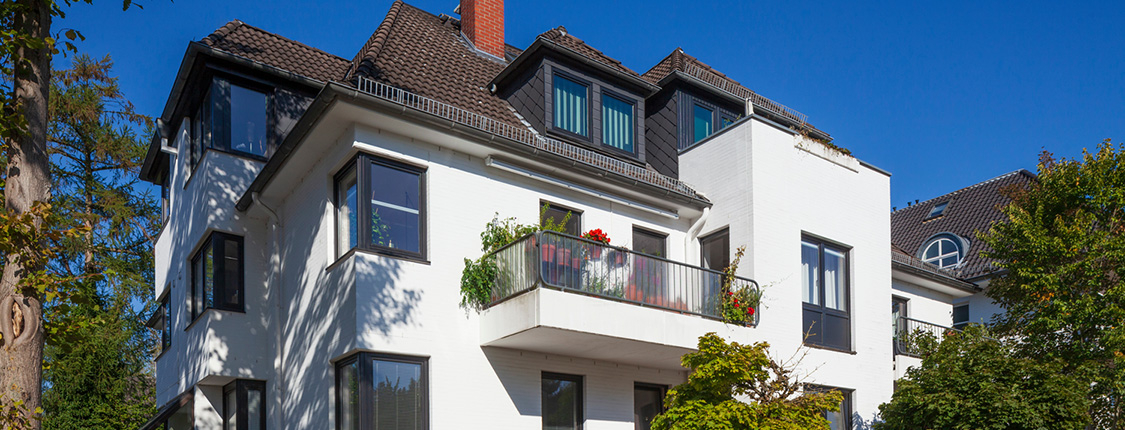 Mehrfamilienhaus mit begrüntem Balkon